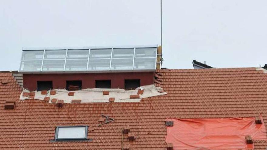 Obras en la cubierta del colegio Santiago Apóstol de Mieres