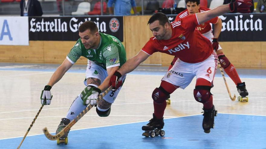 César Carballeira defendido por Eduard Lamas, en las semifinales de la Golden Cup. |  // CARLOS PARDELLAS