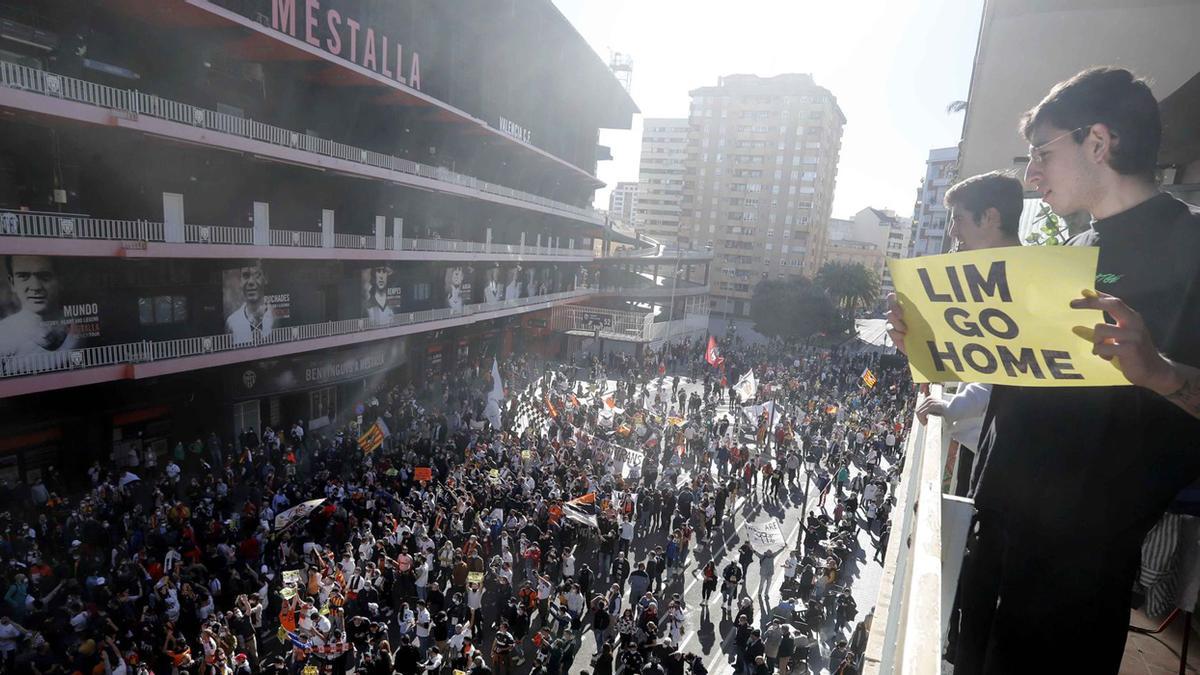 Imagen de la manifestación a su paso por Mestalla