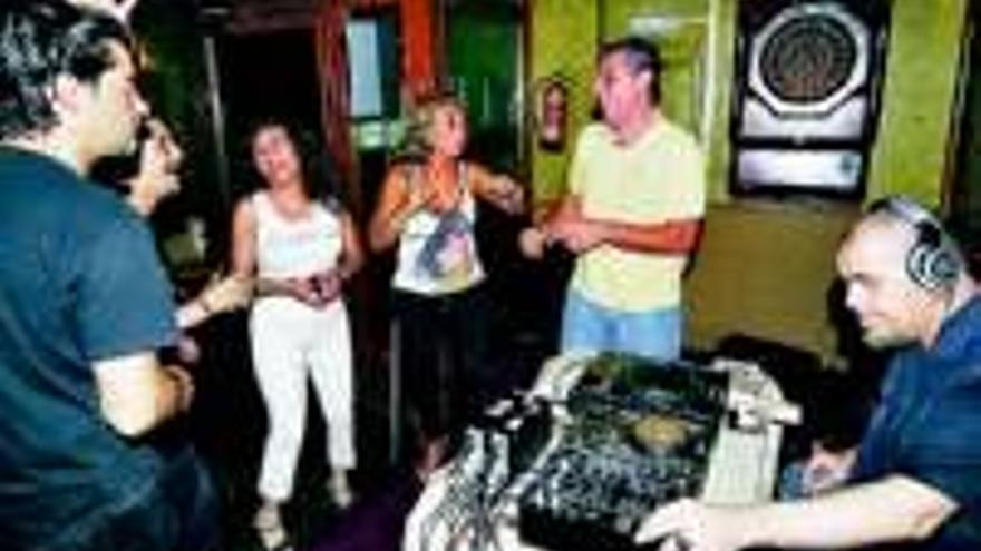 El cantante pacense Gene García ofrece una sesión de música negra en el pub Lacuerda