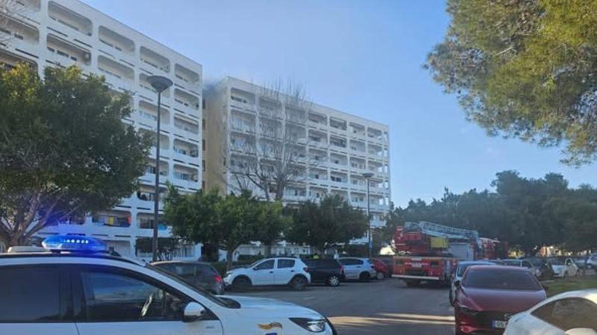 SUCESOS EN MALLORCA / Desalojan varias viviendas de un edificio del Port d’Alcúdia por un incendio en una cocina