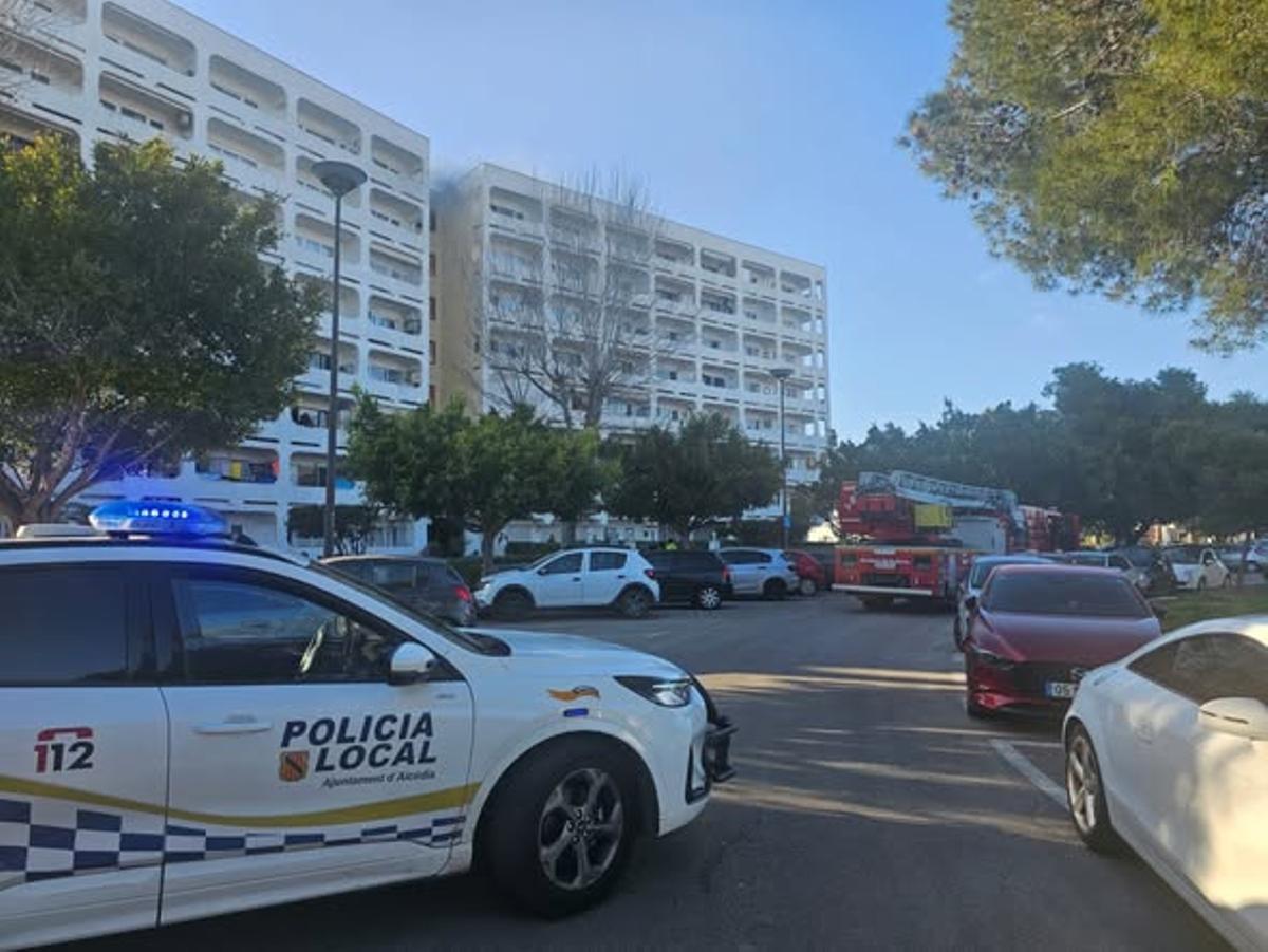 Dotaciones de Policía Local y Bombers, ayer, frente al edificio Mississipi del Port d'Alcúdia.
