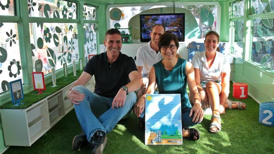 El Botánico sale a la calle con un jardín en el techo de un autobús