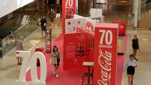 Exposición de Coca Cola en L’Illa diagonal que conmemora los 70 años de la compañía en España.