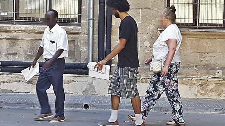 Uno de los presuntos estafadores, con sus padres, sale ayer del juzgado de guardia.