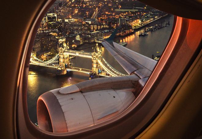 Viajar de noche puede ser más cómodo y más económico.