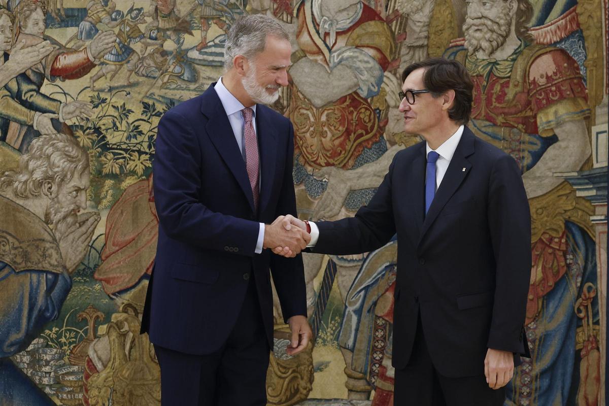 El Rey recibe a Salvador Illa en La Zarzuela | Fotos