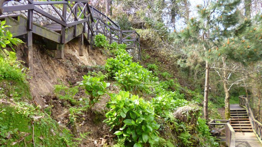 Terreno que se cayó bajo las escaleras