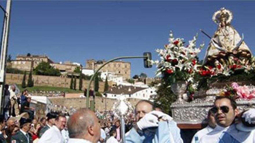 Miles de cacereños despiden a la Virgen de la Montaña