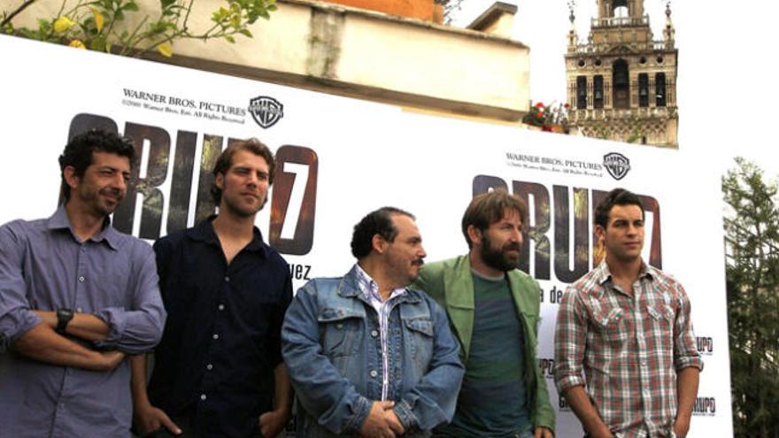 Alberto Rodríguez, con el reparto de &#039;Grupo 7&#039;.