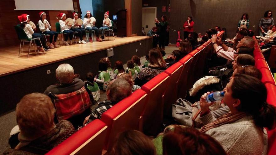 Los niños del Buenavista I, sobre el escenario, durante la función de ayer.