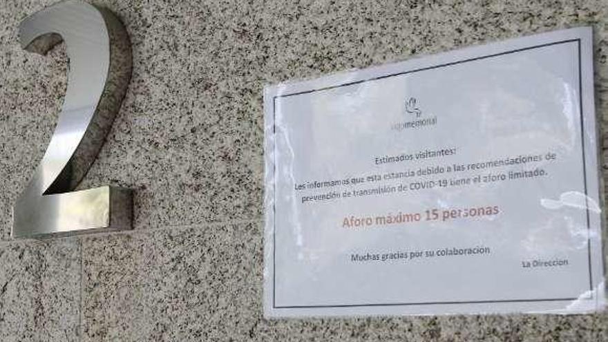 Cartel colocado en las instalaciones del tanatorio Vigo Memorial para advertir a los visitantes. // A. Villar