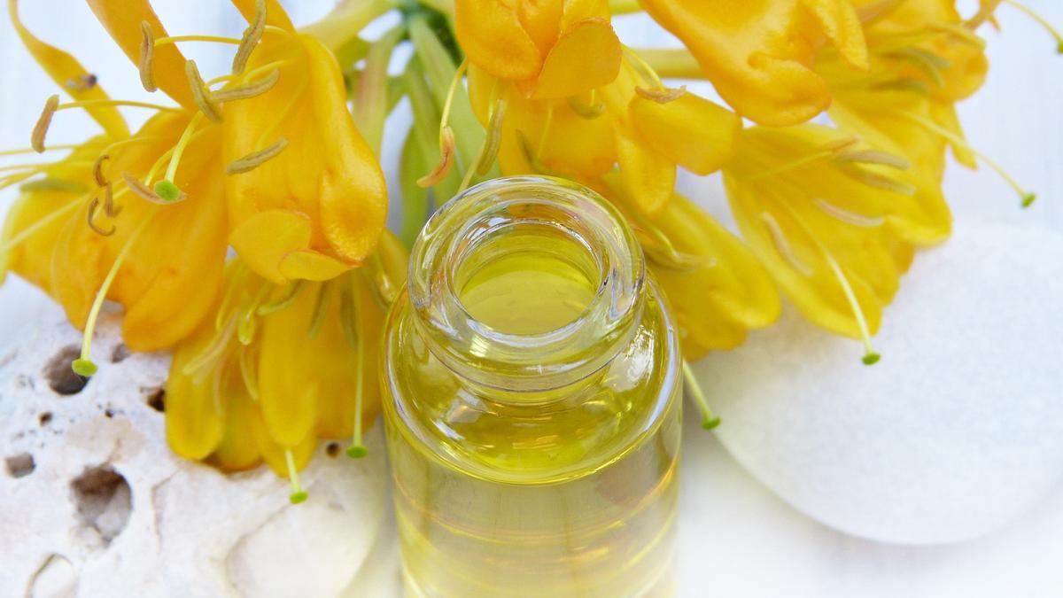 El aceite de jojoba es un excelente aliado para tus trucos de belleza.