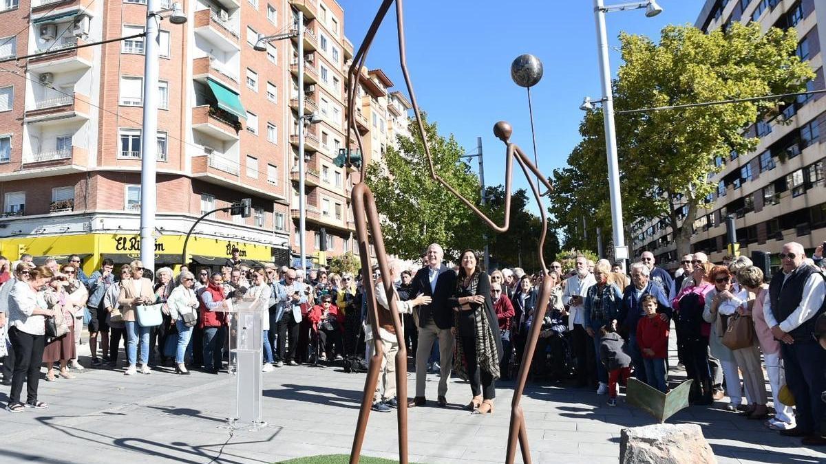 El alcalde de Zaragoza, Jorge Azcón, durante la inauguración de la escultura en Fernando el Católico.