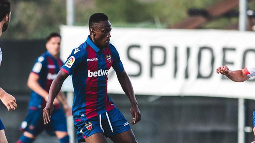 Boateng, en un lance del amistoso entre Levante UD y AFC Bournemouth.