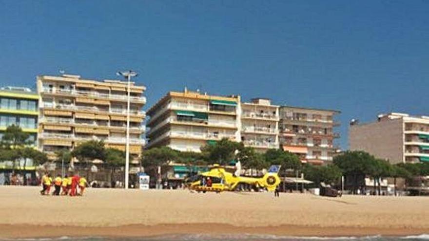 Els serveis d&#039;emergències treballant a la platja Gran.