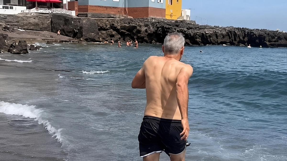 Un momento del vídeo en el que el primer teniente de alcalde de Puerto de la Cruz, David Hernández, se baña en Playa Jardín.