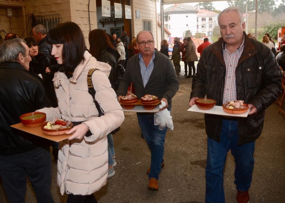 Fiestas gastronómicas en Galicia | El Caldo de Mourente calienta a 5.000 comensales