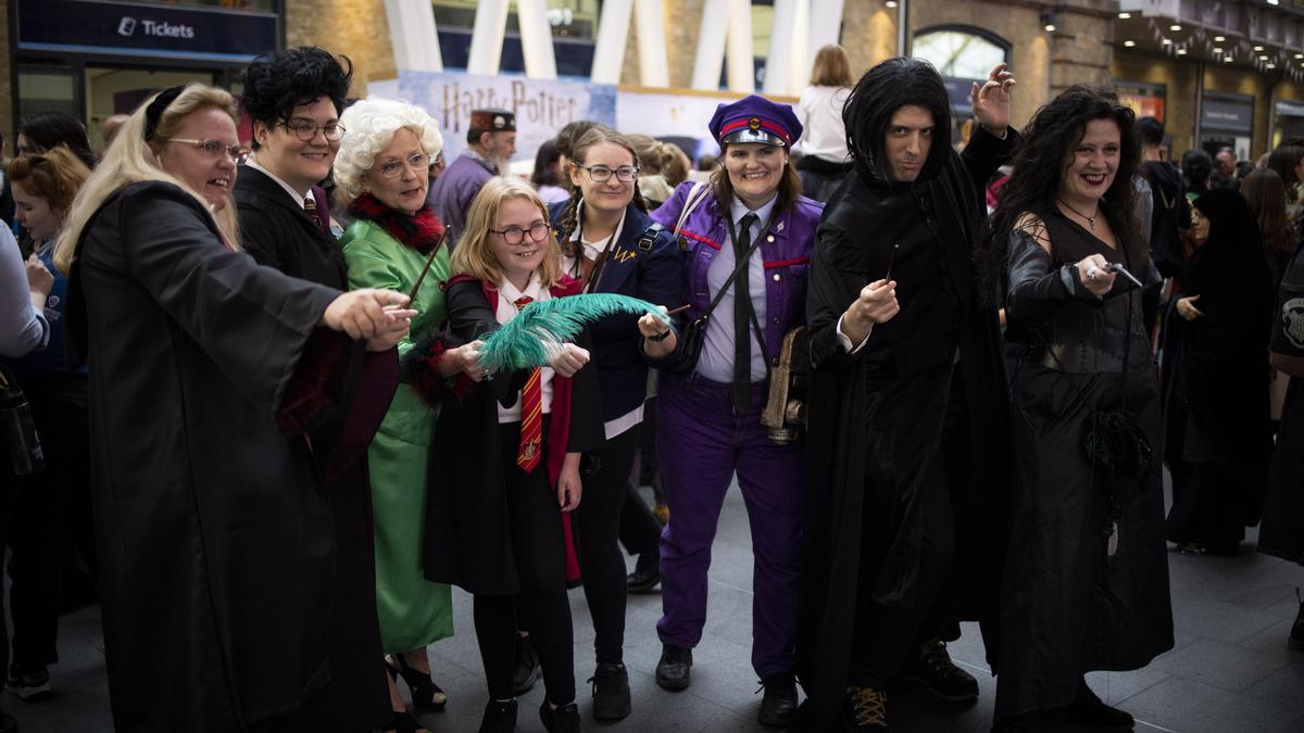 Fotografía de archivo de fans de Harry Potter vestidos con disfraces se reúnen para celebrar el 25 aniversario del lanzamiento del primer libro de Harry Potter en Londres.