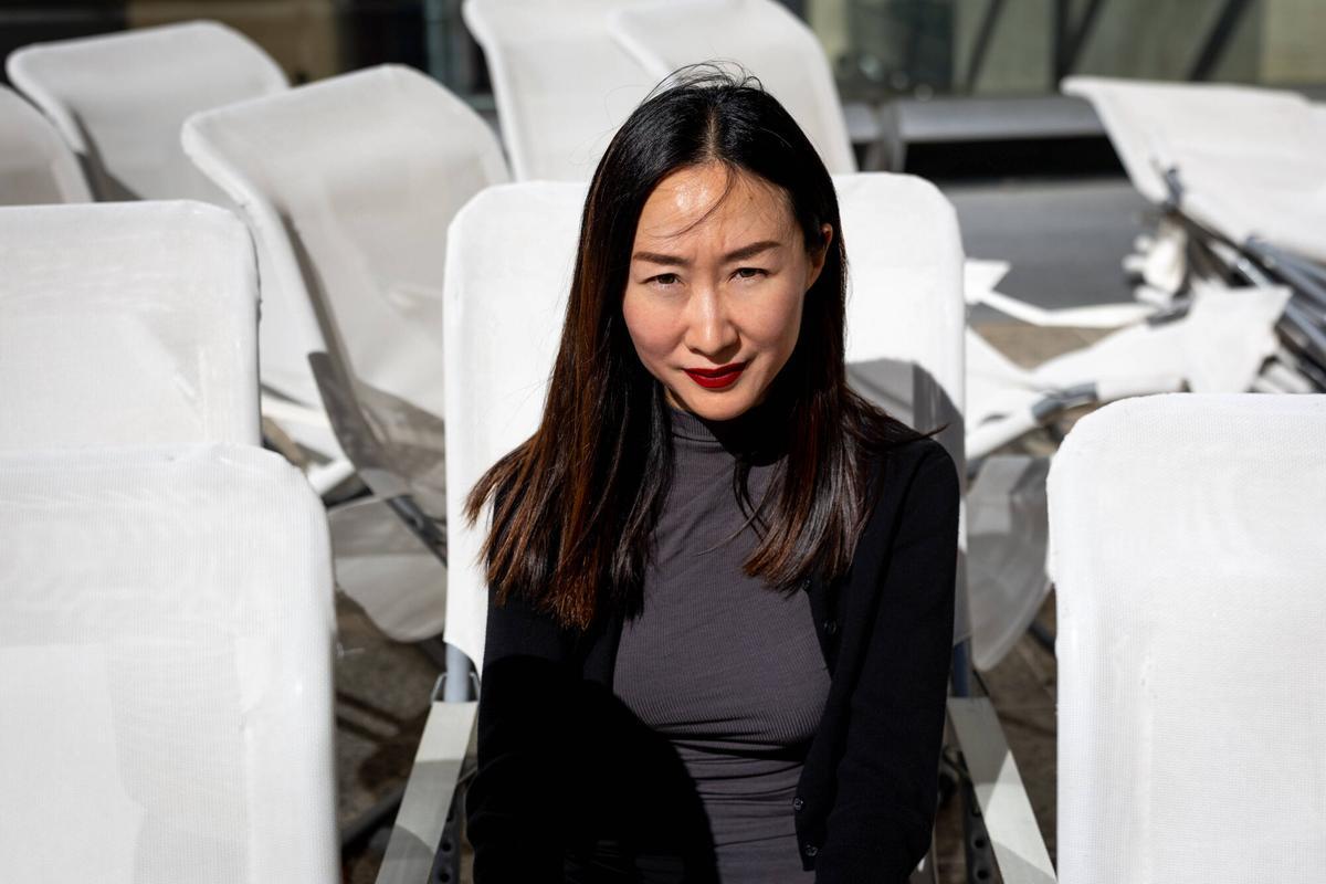 Barcelona 23/10/2025 Cultura La escritora surcoreana Mirinae Lee,que participa en Kosmolopolis y presenta la novela 'Las 8 vidas de una centenaria sin nombre',fotografiada en el CCCB. AUTOR JORDI OTIX