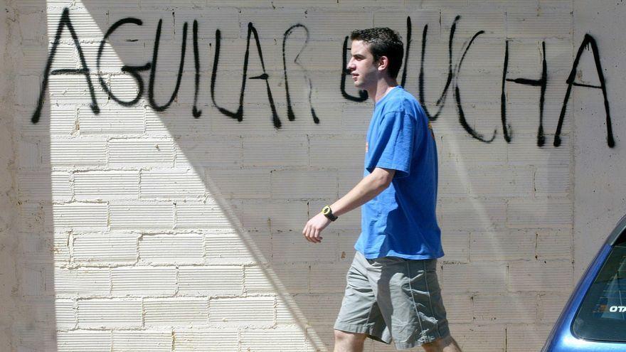 Un vecino de Aguilar pasa frente a una pintada de apoyo a la lucha de los trabajadores de Fontaneda.