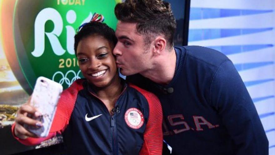 Simone Biles cumple el sueño de conocer a Zac Efron