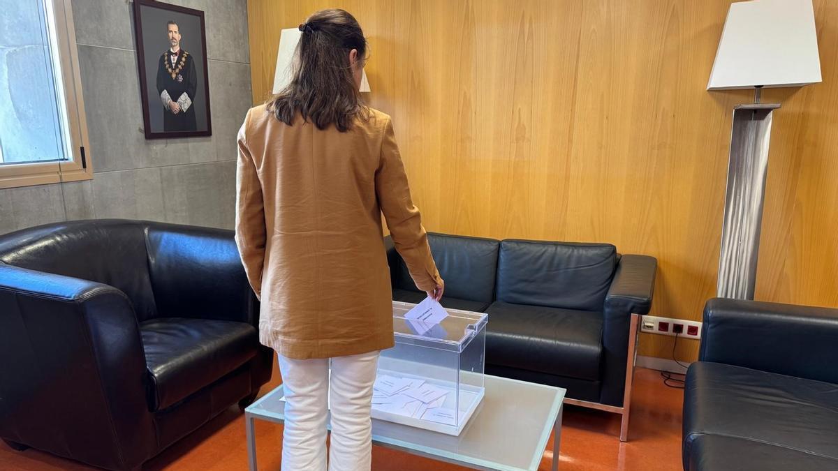 Urna instalada en la sede de la Fiscalía Supeiror, en Oviedo.