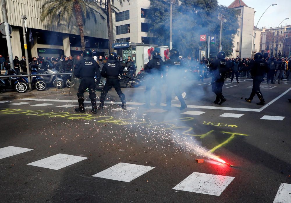 Tensió i enfrontaments entre Mossos i manifestants al centre de Barcelona