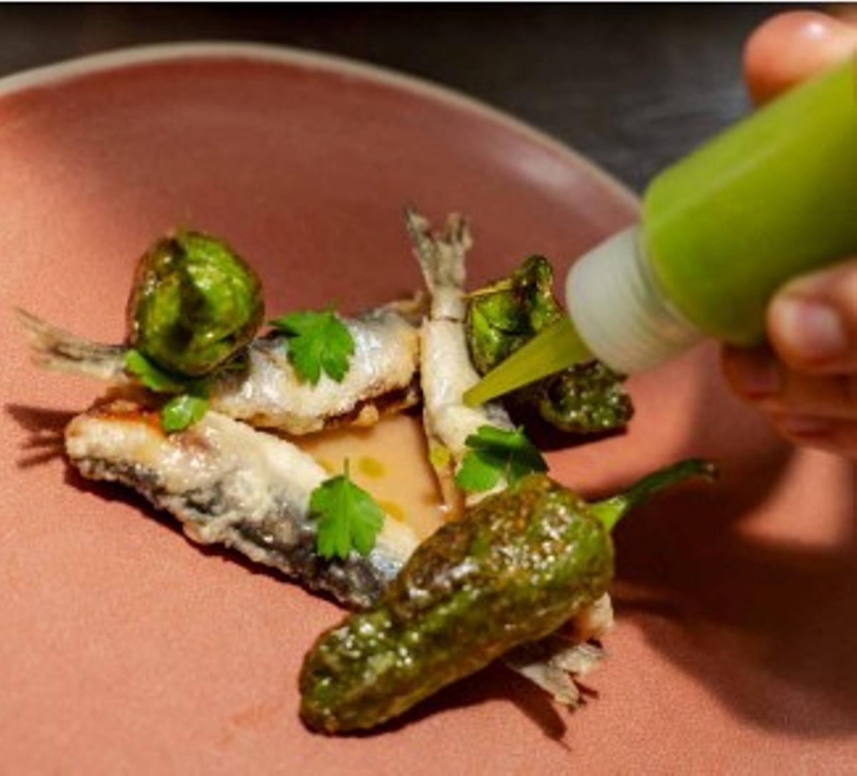 Sardinas a la sidra con pimientos de Padrón.