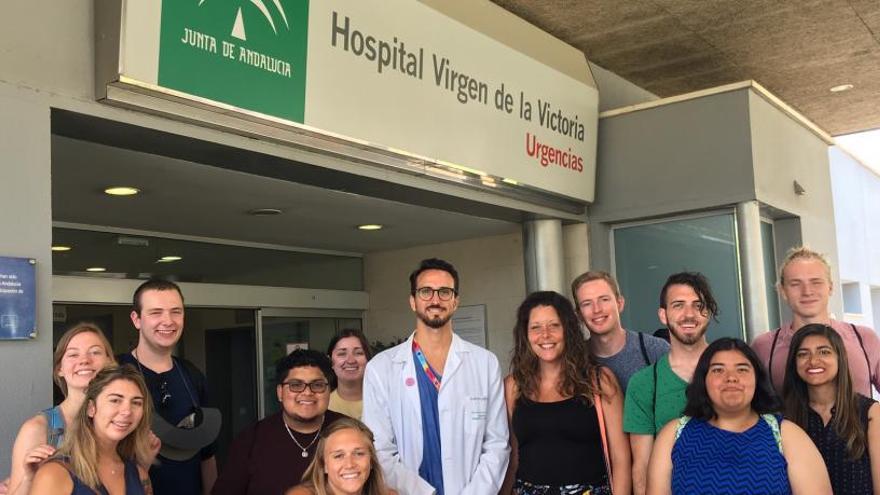 Alumnos de EEUU visitando las instalaciones del Hospital Virgen de la Victoria