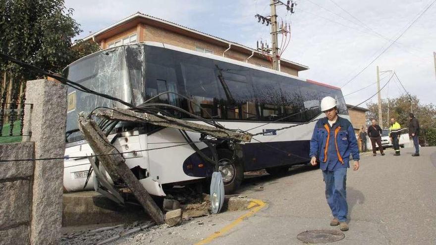 El autobús impactó contra un poste del tendido eléctrico.  // Santos Álvarez