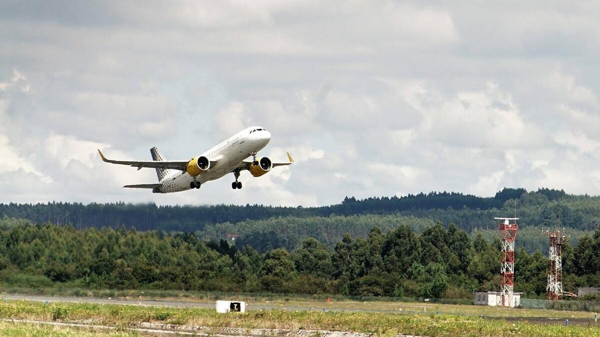 Un avión durante la maniobra de despegue en el aeropuerto de Santiago