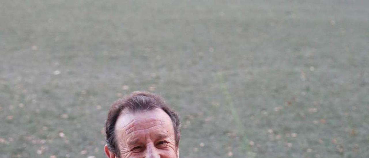 César Rodríguez, en el centro, junto a los jugadores de la Peña Beryma, en el campo de Matalablima.