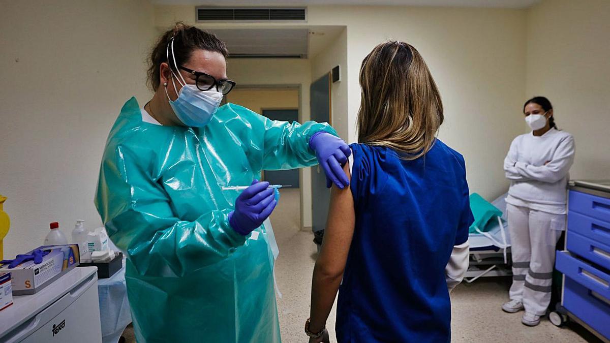 Imagen de archivo de la vacunación llevada a cabo en sanitarios de Can Misses. | J. A. RIERA