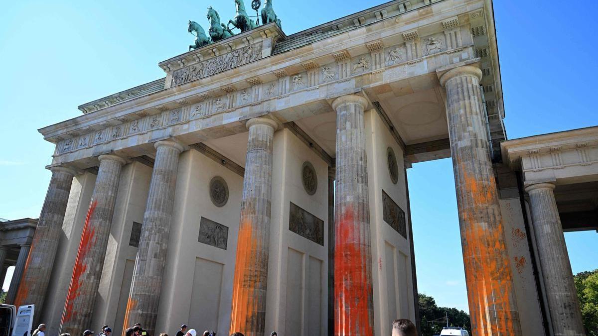 Vista de la Puerta de Brandenburgo tras ser vandalizada por activistas del clima del grupo Última Generación, que reclaman el finde los combustibles fósiles.