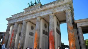 Vista de la Puerta de Brandenburgo tras ser vandalizada por activistas del clima del grupo Última Generación, que reclaman el finde los combustibles fósiles.