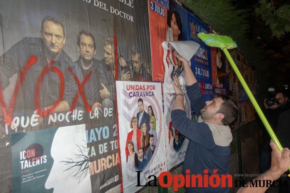 Pegada de carteles en Caravaca