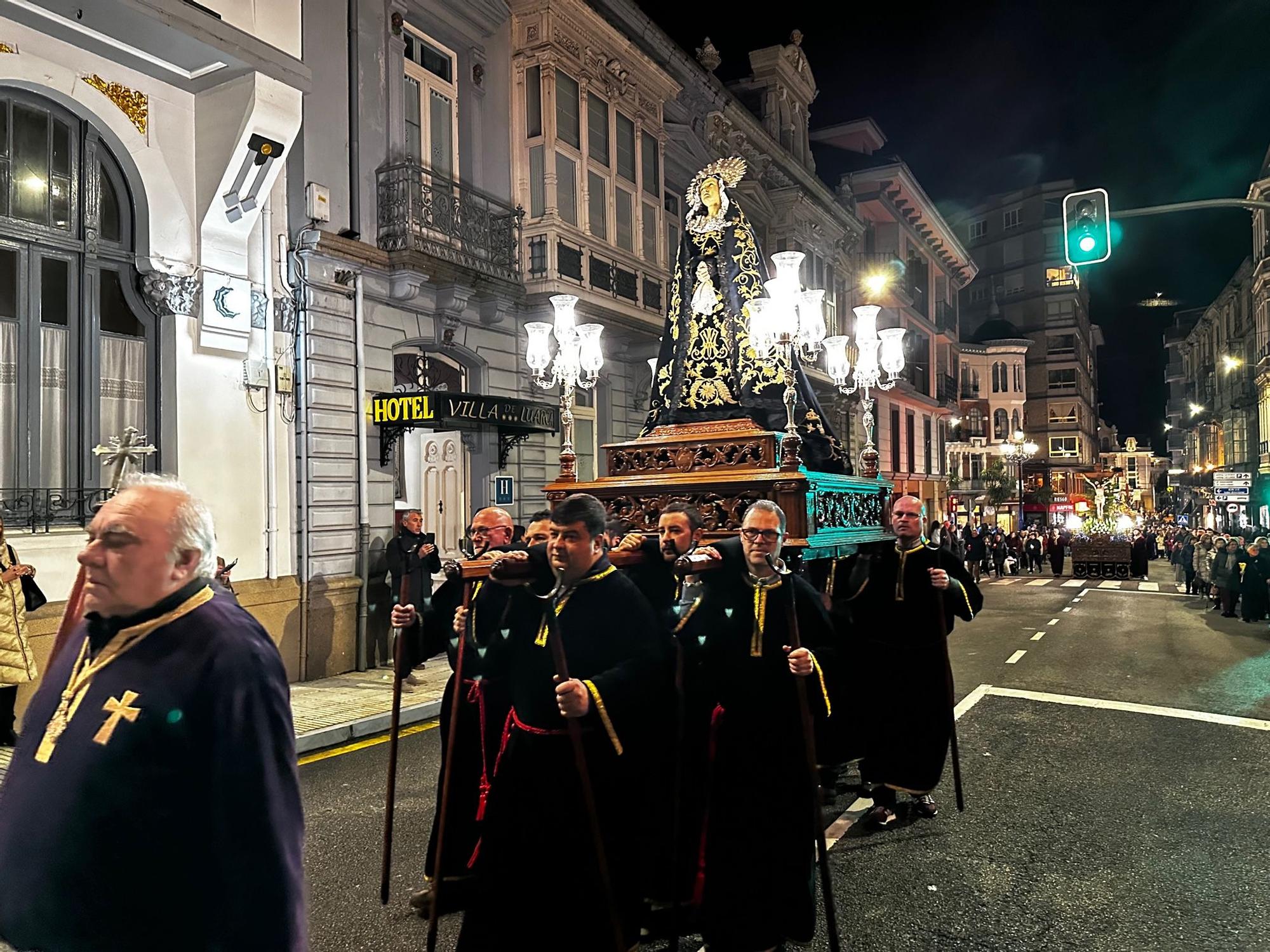 Las imágenes que dejó para el recuerdo la procesión del Santo Entierro de Luarca