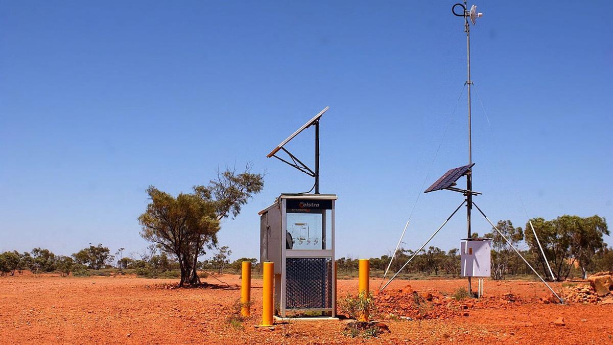 Un teléfono Telstra que funciona con energía solar en la ciudad de Opalton de la zona poco poblada de Queensland, Australia,