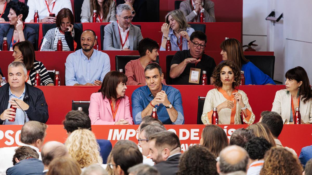 El presidente del Gobierno, Pedro Sánchez, junto a parte de su dirección durante el arranque del Comité Federal celebrado este sábado en Ferraz.