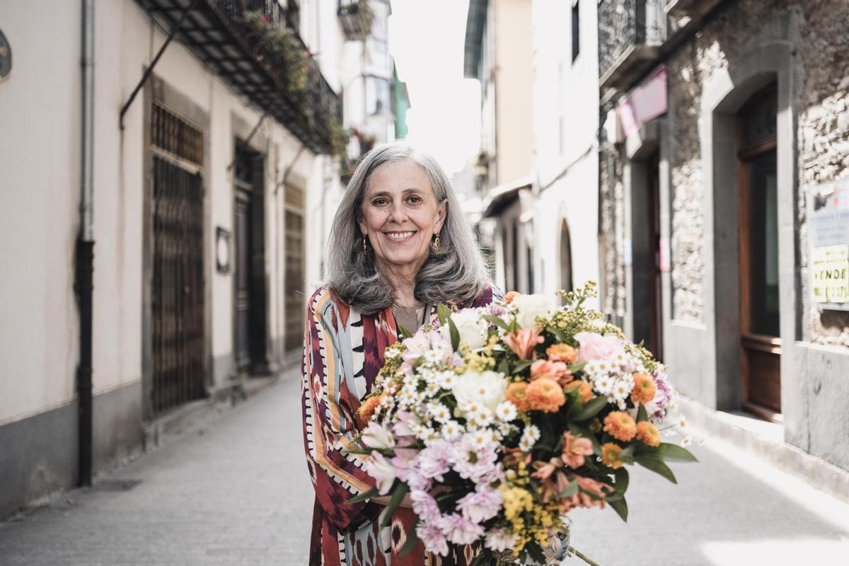 Kiti Pérez con un ramo delante de su floristería.