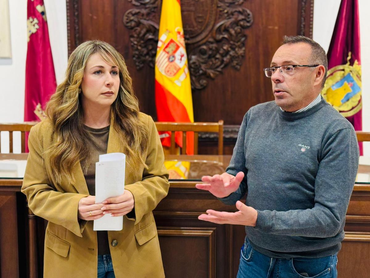 María Teresa Ortega junto a uno de los técnicos de Participación Ciudadana.