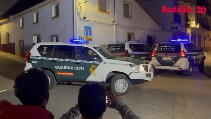 Vídeo | Los dos detenidos abandonan su vivienda en dirección al cuartel de Zafra