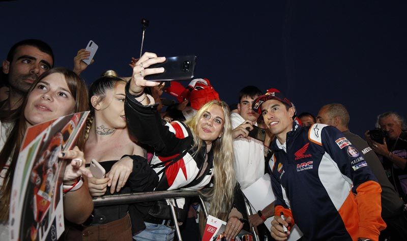 Ambientazo en Cheste | La afición disfruta con el Pit Walk