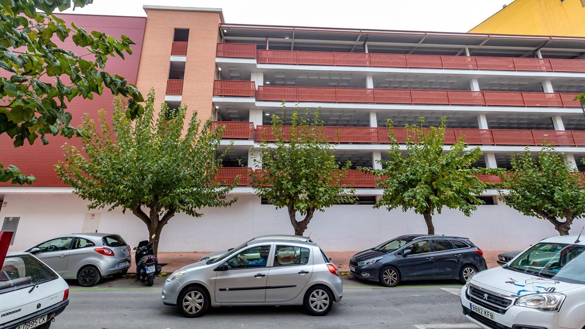 Un edificio solo de aparcamientos en un barrio de Benidorm.