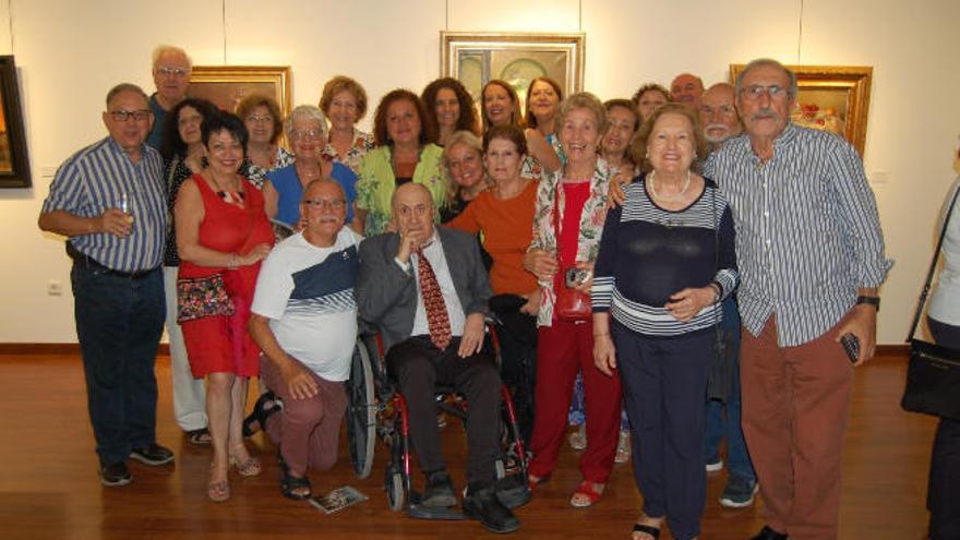 Manuel Tegeiro, en el centro, arropado por algunos de sus amigos.