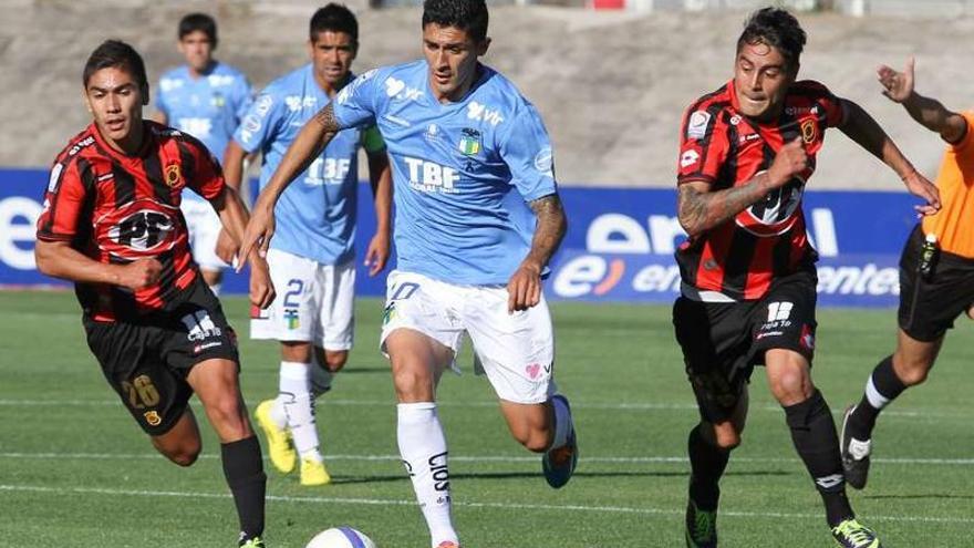 Pablo Hernández conduce la pelota durante un partido entre O&#039;Higgins y Rangers.