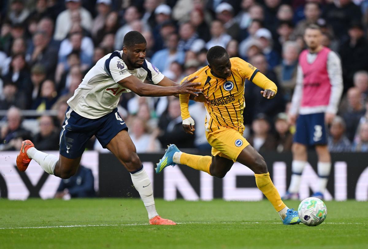 Kevin Danso, del Tottenham, ante Yankuba Minteh, del Brighton and Hove Albion