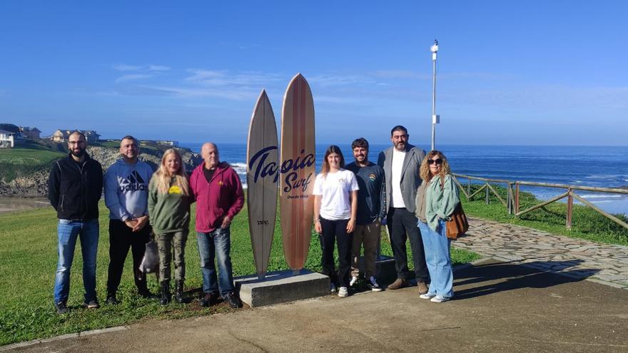 Tapia instala un recuerdo oficial a los surfistas Peter y Robert Gulley