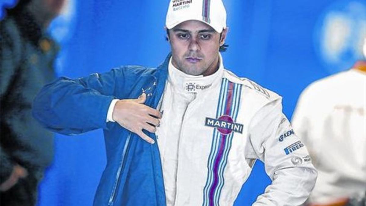 El brasileño Felipe Massa, piloto de Williams-Mercedes, se abriga tras realizar uno de los entrenamientos con su monoplaza.